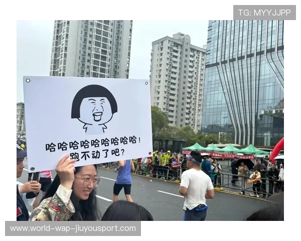 马拉松终点被狗乱入带跑，选手笑崩