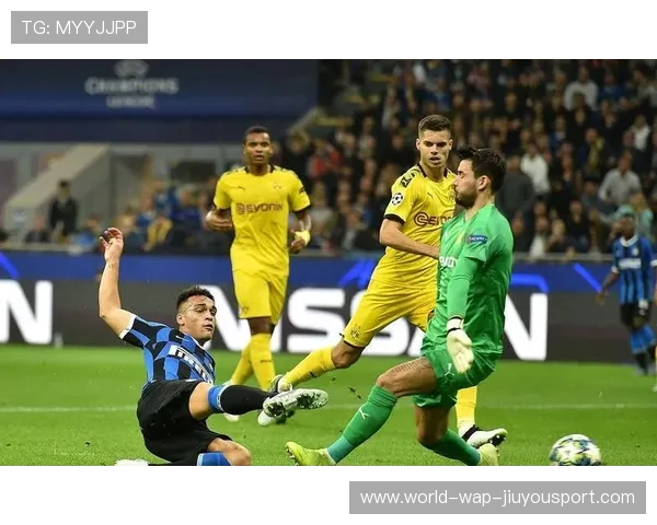 运动员“完美防守”瞬间,防线坚如磐石 运动员“完美防守”瞬间,防线坚如磐石